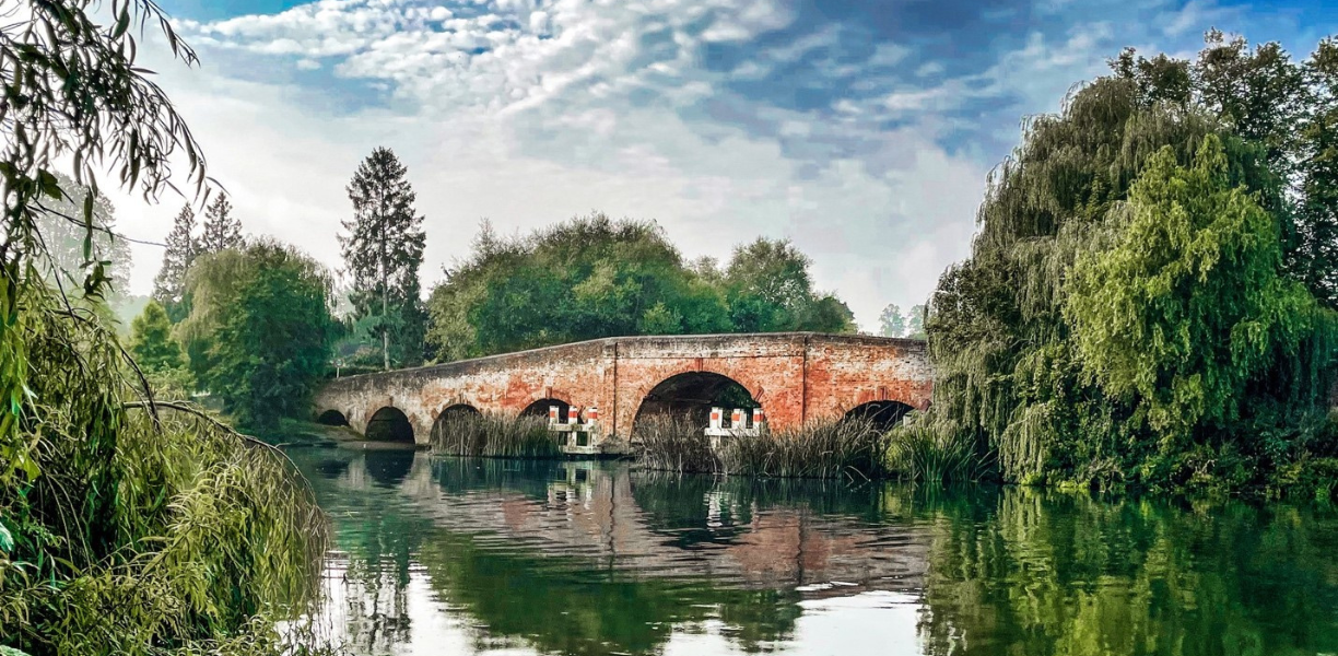 Sonning Bridge: A charming crossing over the Thames, steeped in history and scenic beauty